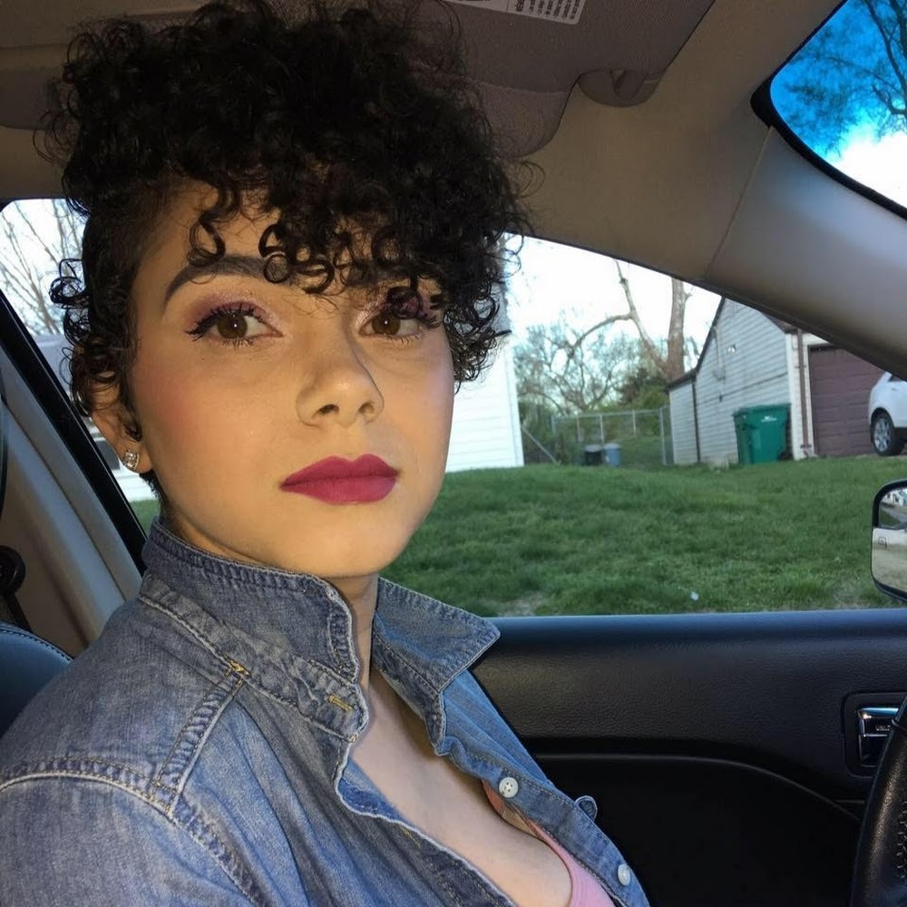 Meet your Posher, Larissa